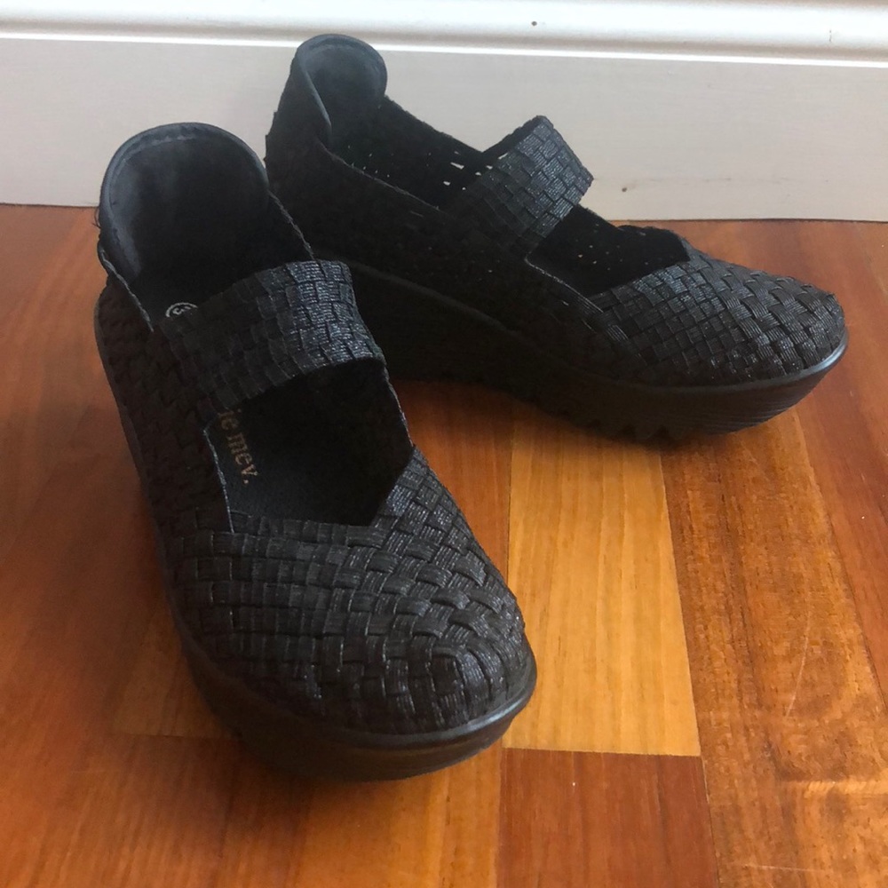 Bernie Mev. Black Lulia Wedge EUC